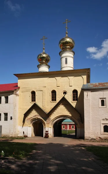 ティヒヴィンのティヒヴィン アサンプション修道院にある聖門 レニングラード爆発だ ロシア — ストック写真
