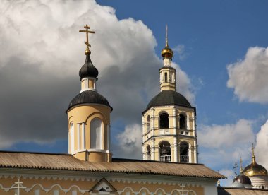 Borovsk 'taki Pafnutyevo-Borovsky Manastırı' nın kırılma noktası ve çan kulesi. Kaluga Oblastı. Rusya