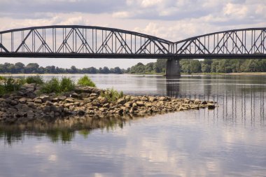 Torun 'daki Jozef Pisudski köprüsünün görüntüsü. Polonya
