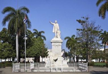 Jose Marti 'nin Jose Marti parkındaki heykeli. Cienfuegos. Küba