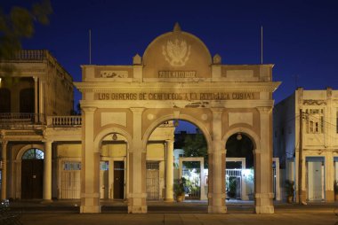 Jose Marti parkında Zafer Kemeri. Cienfuegos. Küba