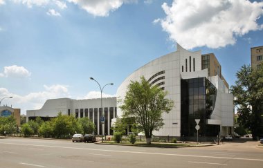 Astana 'daki Zhenis Bulvarı' nda Kazakistan Ulusal Müzik Akademisi. Kazakistan