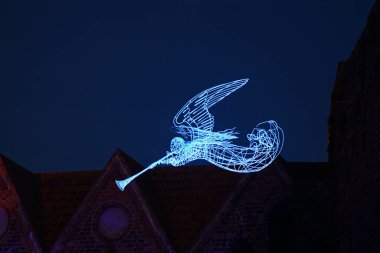 Işık festivali. Torun Kalesi 'ndeki melek figürü. Polonya