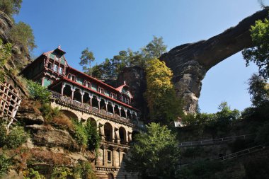 Pravcicka brana - Prebischtor Gate ve Bohemian İsviçre 'deki Falcon' s Nest restoranı - Hrensko yakınlarındaki Elbe Sandstone Dağları. Bohemya. Çek Cumhuriyeti