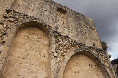 Kyrenia (Girne) yakınlarındaki Bellapais Manastırı. Kıbrıs