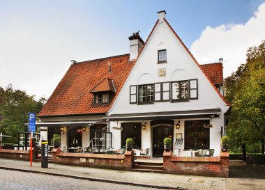 Bruges 'de eski bir cadde. Flanders. Belçika