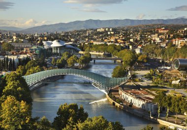 Tiflis 'in panoramik manzarası. Georgia