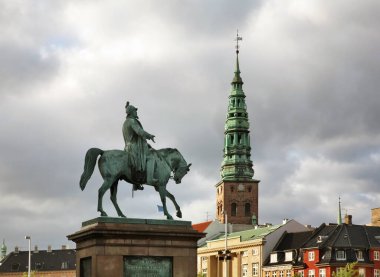 Kral 7. Frederik 'in Binicilik Heykeli ve Kopenhag' daki Aziz Nicholas Kilisesi. Danimarka