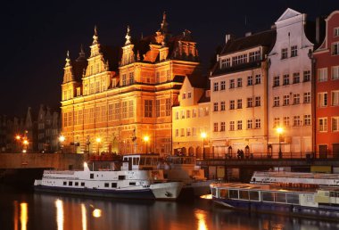 Gdansk 'taki Dluga rıhtımında yeşil kapı. Polonya