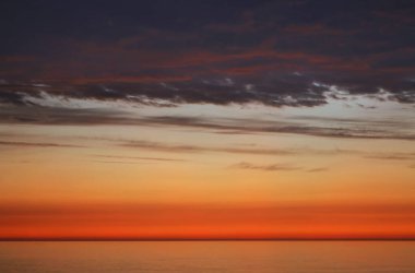 Jastarnia 'daki Gdansk Koyu' nda gün batımı. Hel Yarımadası. Polonya