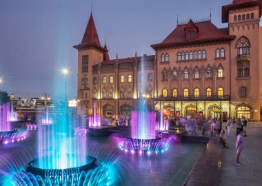 Saratov 'da devlet müzik konservatuarı ve çeşme melodisi. Rusya