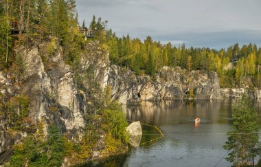 Ruskeala Dağı 'ndaki büyük mermer kanyon. Karelia Cumhuriyeti. Rusya