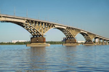 Volga nehri üzerindeki Saratov köprüsünün görüntüsü. Rusya