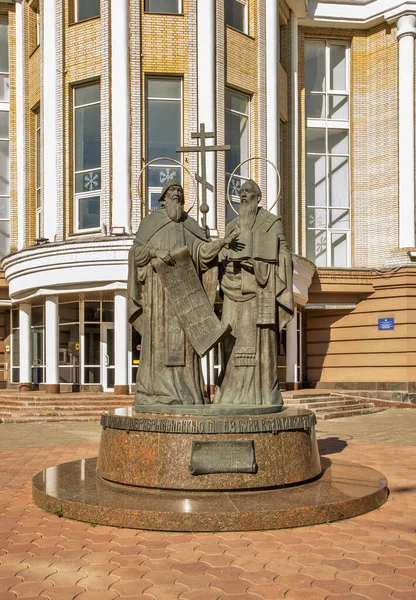 Monumento Cirillo Metodio Fronte All Università Saratov Russia — Foto Stock
