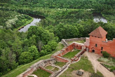 Sigulda yakınlarındaki Turaida Kalesi. Letonya
