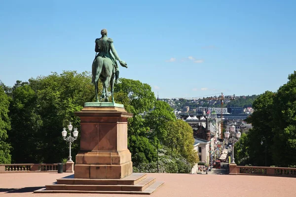 Статуя Короля Карла Іоанна Перед Королівським Палацом Брамою Карла Йоханса — стокове фото