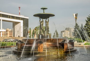 Rostov-on-Don 'daki Akademik Drama Tiyatrosu' nun önündeki Atlantisli çeşme. Rusya
