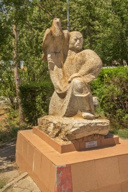 Heykel Berkutchi - Elista 'da altın kartallı avcı. Kalmykia Cumhuriyeti. Rusya
