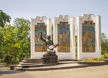 Eelian Ovla Anıtı (Ovla Elyaev) Elista 'daki Kahramanlar Sokağı' nda. Kalmykia Cumhuriyeti. Rusya