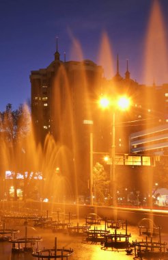 Almaty 'deki çeşme. İyi akşamlar. Kazakistan