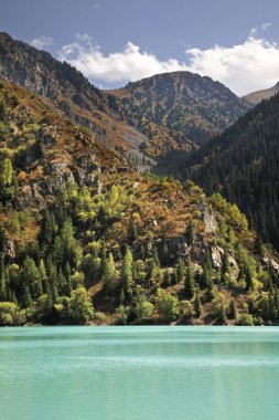 Issyk Gölü manzarası. Kazakistan
