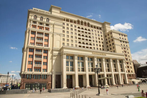 โรงแรม Four Seasons ตโรงแรมในมอสโก Manezhnaya Square ในมอสโคว สเซ — ภาพถ่ายสต็อก