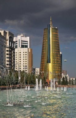 Nurzhol Bulvarı - Yeşil Su Bulvarı ve Nur-Sultan 'daki Kazyana Kulesi (eski Astana). Kazakistan