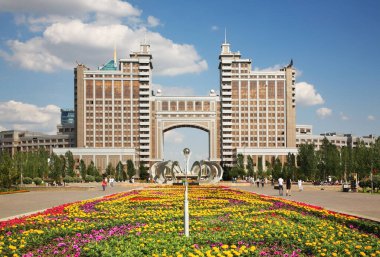 Nur-Sultan 'daki Aşıklar Parkı ve KazMunayGaz binası (eski Astana). Kazakistan