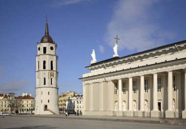 Vilnius 'taki katedral ve çan kulesi. Litvanya