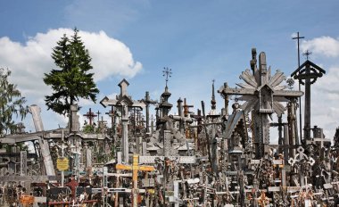 Siauliai yakınlarında haç tepesi. Litvanya