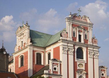 Kolej Kilisesi 'nin Daimi Yardım Leydisi manzarası, Aziz. Poznan 'daki Mary Magdalene ve St. Stanisaw Bishop (Poznan Fara). Polonya