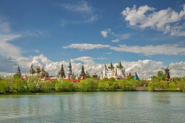 Izmailovo 'daki Kremlin ve Moskova' daki Silver-Grape göleti. Rusya