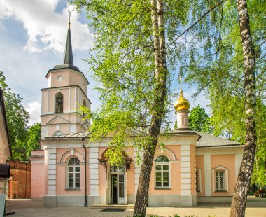 Moskova 'daki Pokrovskoye-Streshnevo parkındaki Kutsal Bakire Meryem Kilisesi. Rusya