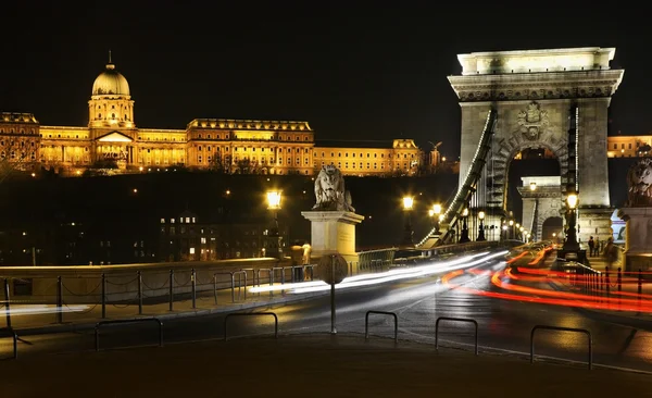 Széchenyi Lánchíd és Királyi Palota Budapesten. Magyarország — Stock Fotó