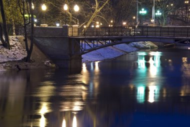 Riga 'daki Pilsetas Kanalı. Letonya