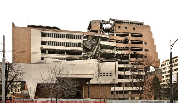 Edificio destruido en la calle Nemanjina en Belgrado. Serbia — Foto de Stock