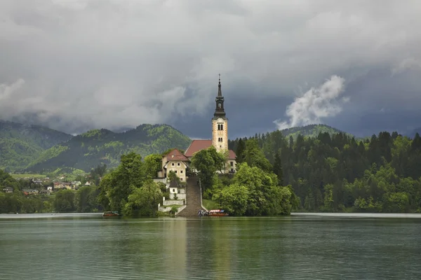 Iglesia de la Asunción de la Virgen María en el Lago Bled. Países Bajos — Foto de Stock