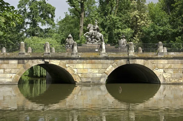 바르샤바의 라지 엔 키 공원에 있는 다리. 폴란드 — 스톡 사진
