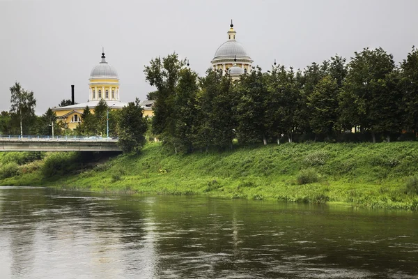 Tvertsa Embankment à Torzhok. Russie — Photo