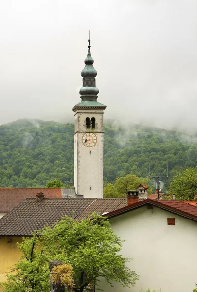 Kirche der Himmelfahrt in Kobarid. Slowenien — Stockfoto