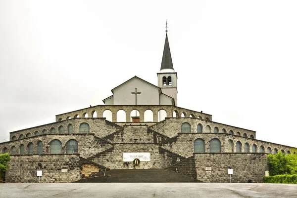 Monument voor gesneuvelde Italiaanse soldaten boven Caporetto in Kobarid. Slovenië — Stockfoto