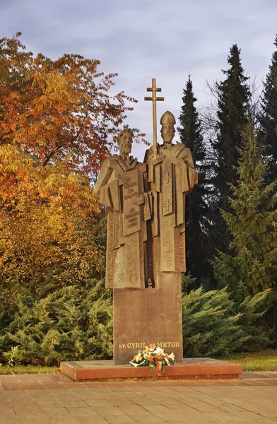 Monumento a Cirilo e Metódio em Prievidza. Eslováquia — Fotografia de Stock