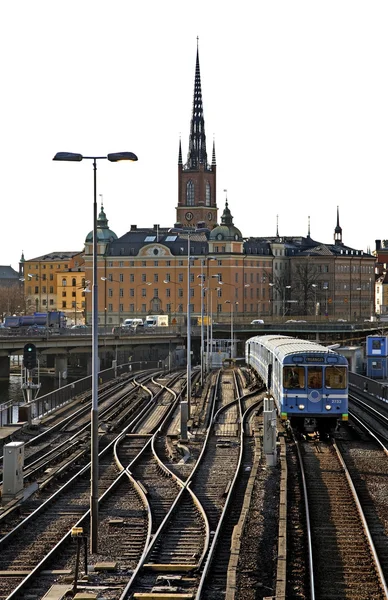 Поезд на мосту в Стокгольме. Швеция — стоковое фото