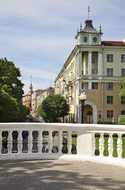 Tırabzan ayakları ve Minsk'te bina. Belarus