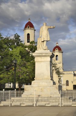Jose Marti 'nin Jose Marti parkındaki heykeli. Cienfuegos. Küba