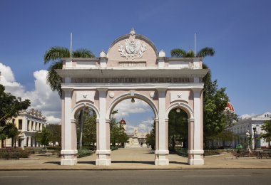 Jose Marti parkında Zafer Kemeri. Cienfuegos. Küba