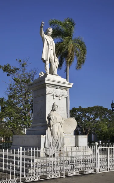 호세 마르티 공원에 있는 호세 마르티의 동상. 시엔푸에고스. 쿠바 — 스톡 사진