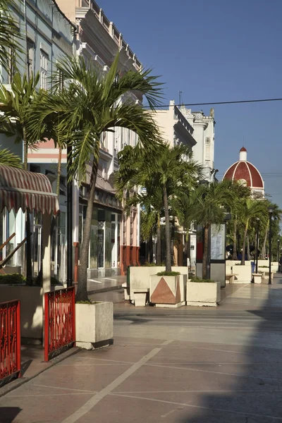 Avenida 54 en Cienfuegos. Cuba — Foto de Stock