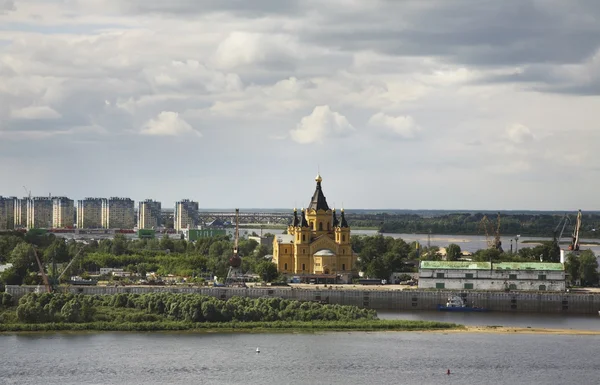 Sammanslagning av Oka och Volga floder i Nizjnij Novgorod. Ryssland — Stockfoto