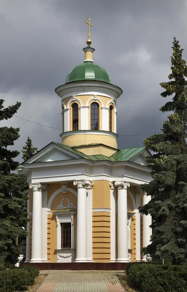 Capela do Arcanjo Miguel na Praça do Casamento. Dzerzhinsk. Rússia — Fotografia de Stock